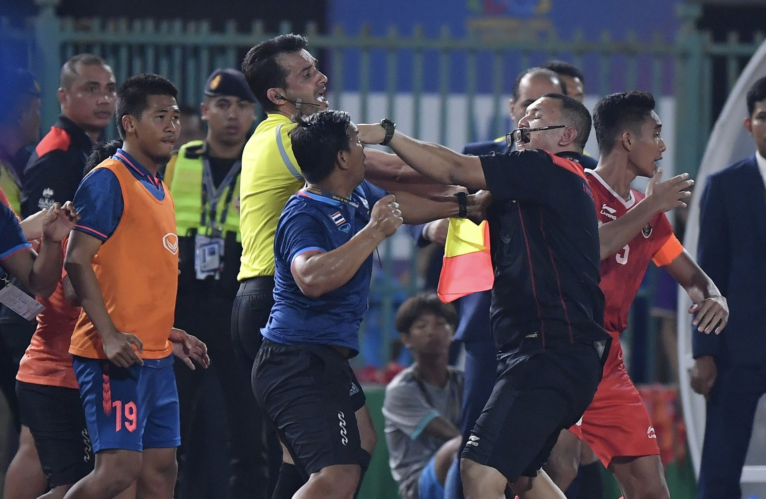Ẩu đả kinh hoàng ở trận chung kết SEA Games 32