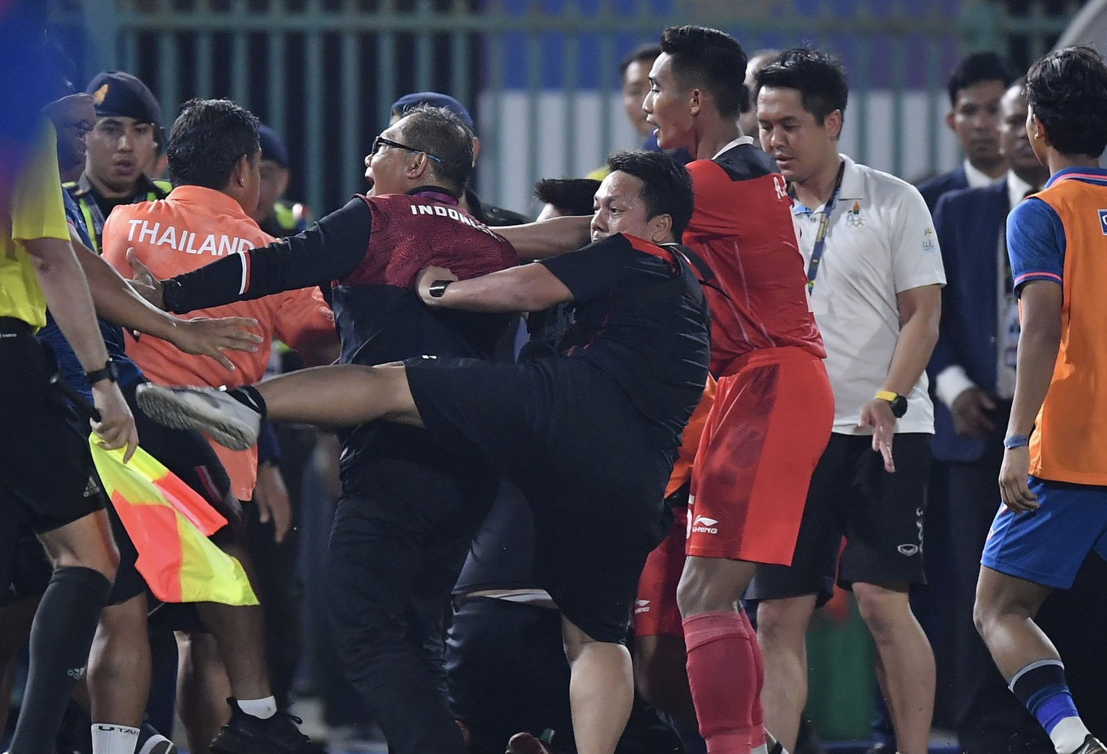 Video màn ẩu đả trong trận chung kết bóng đá nam SEA Games 32