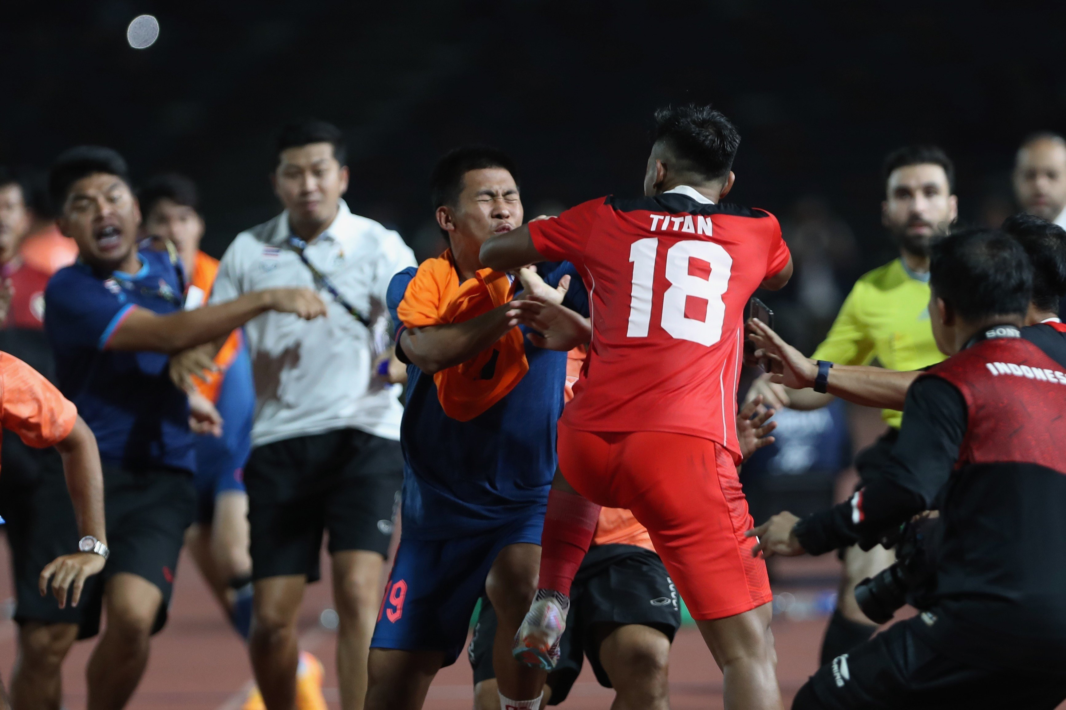 Video màn ẩu đả trong trận chung kết bóng đá nam SEA Games 32