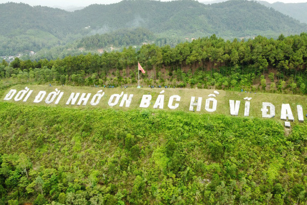 Chuyện về dòng chữ ‘Đời đời nhớ ơn Bác Hồ vĩ đại’ trên dãy núi Thiên Nhẫn