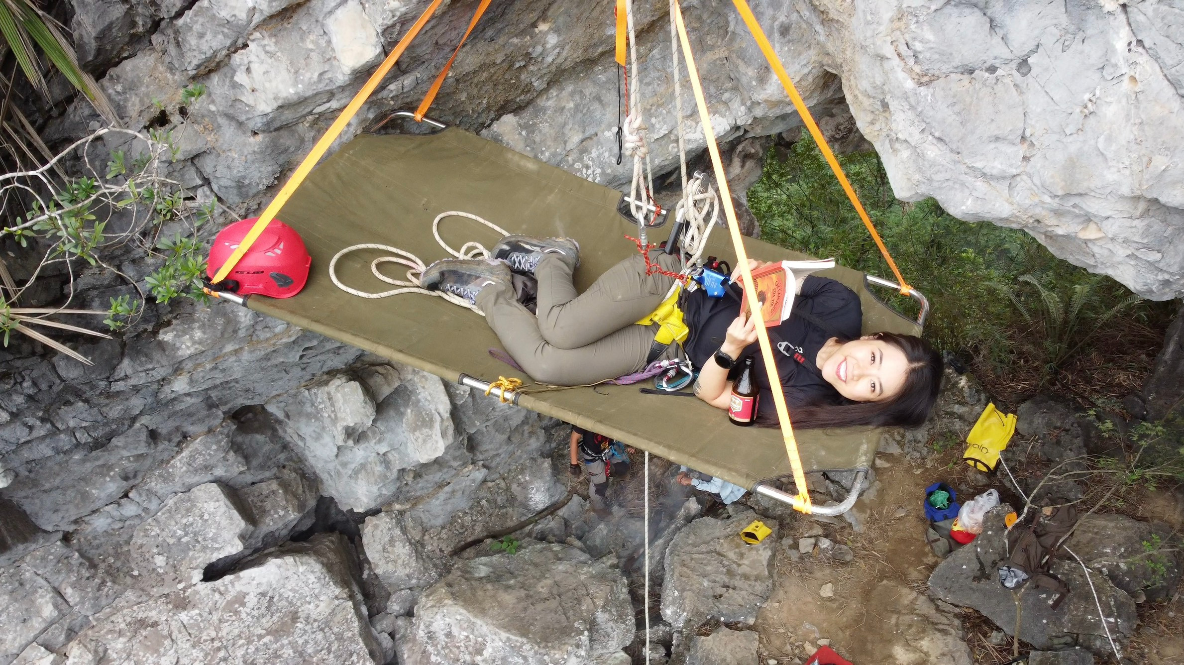 Cô gái Hà Nội đu dây dựng lều, ngủ 'lơ lửng' trên vách đá ở Lạng Sơn - 15