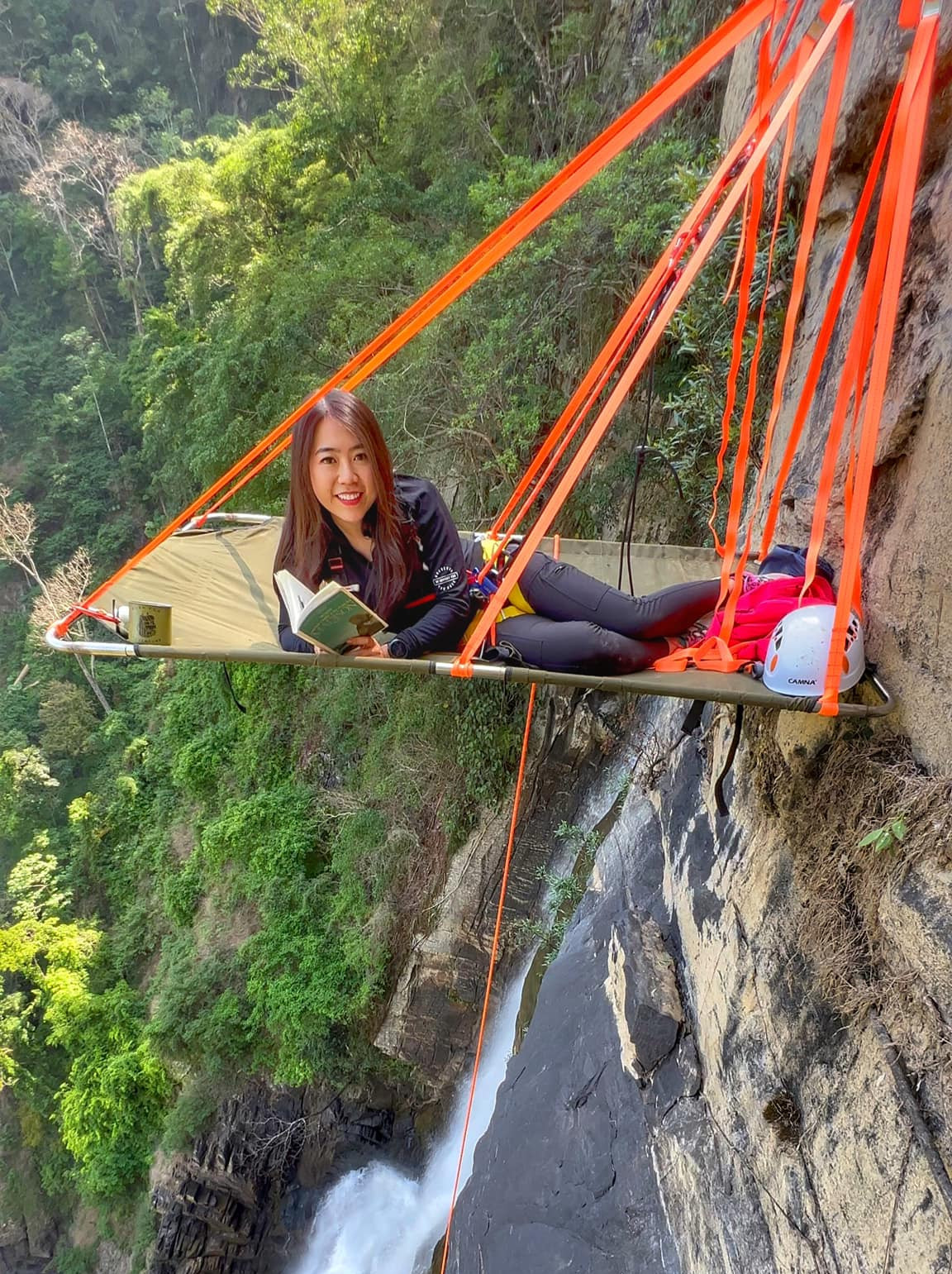 Cô gái Hà Nội đu dây dựng lều, ngủ 'lơ lửng' trên vách đá ở Lạng Sơn - 16