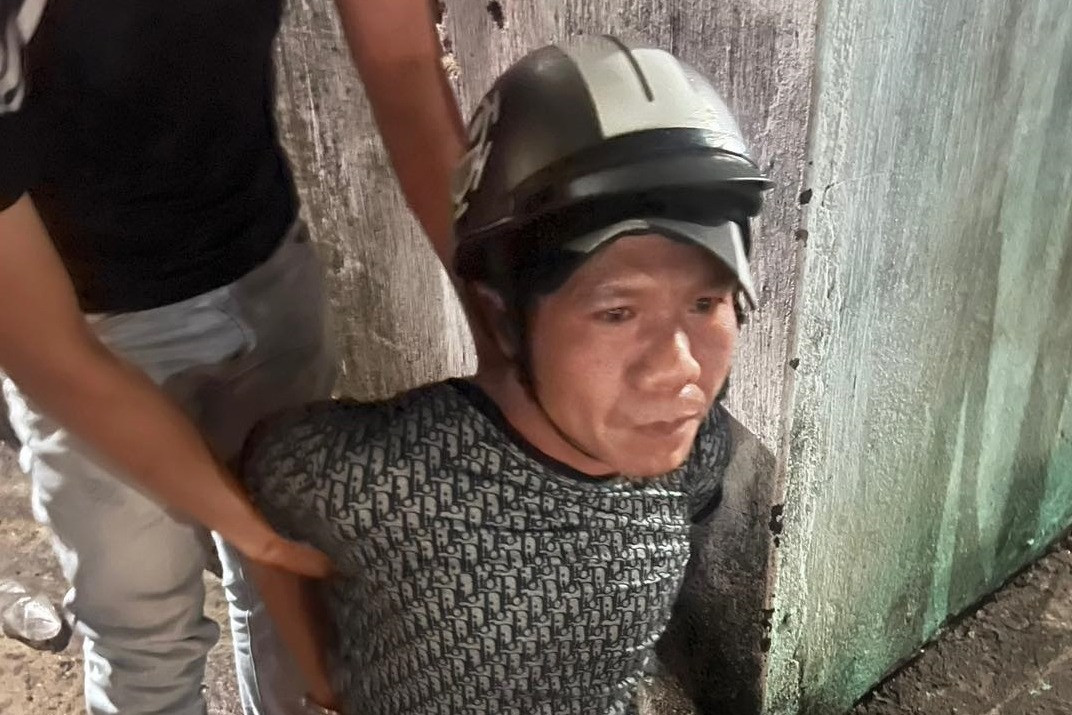 Thanh niên nấp sau sào phơi, dùng dao kề cổ người phụ nữ cướp tài sản