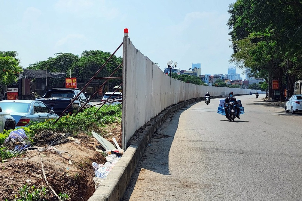 Tường rào bê tông 500m trên tuyến đường 'đắp chiếu' 10 năm làm khó người dân