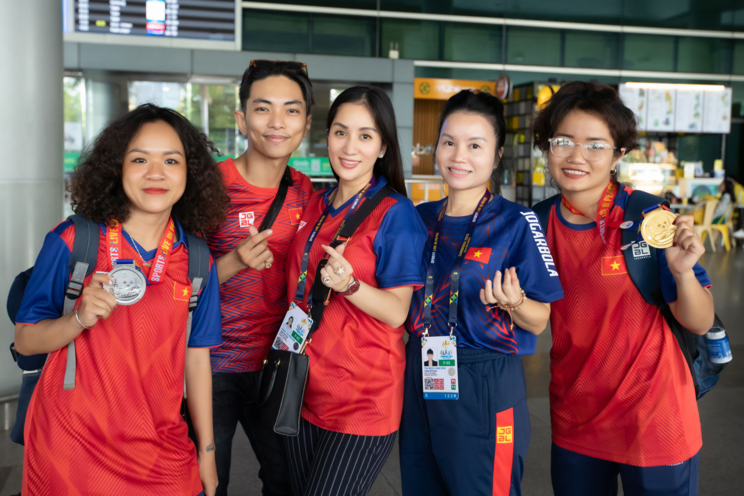 Phan Hiển ôm hôn Khánh Thi trở về từ SEA Games 32