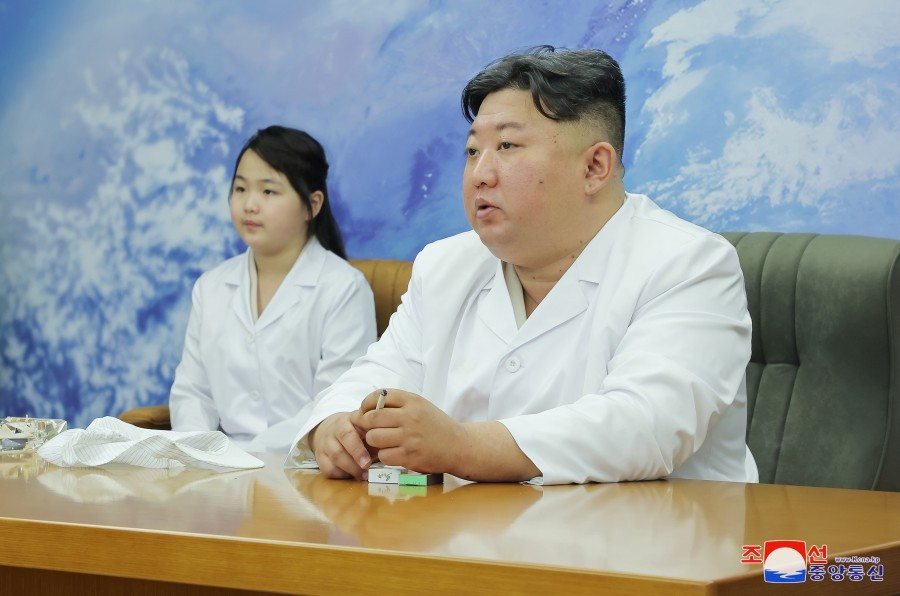 Ông Kim Jong Un cùng con gái thị sát căn cứ vệ tinh do thám