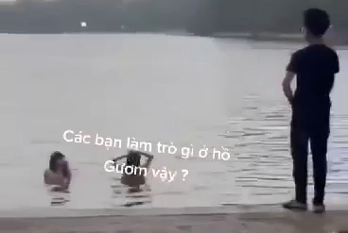 Hai người tắm dưới hồ Hoàn Kiếm là nam giới