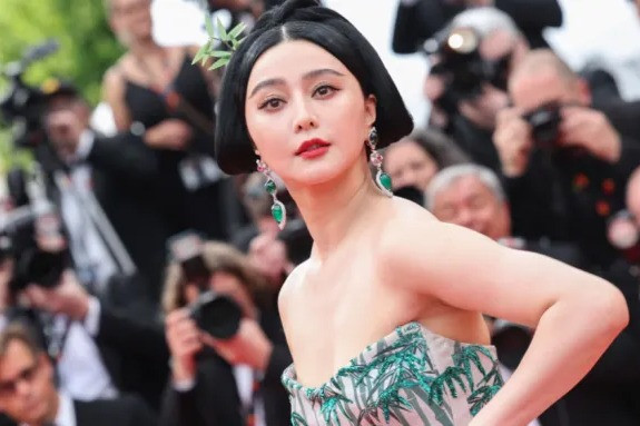 Phạm Băng Băng diện 'váy hổ gầm' ở thảm đỏ Cannes