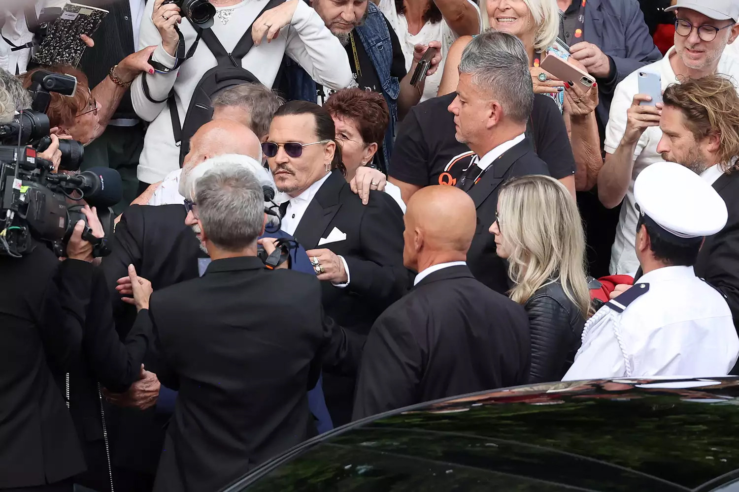 Johnny Depp được chào đón như 'ông hoàng' giữa biển người ở Cannes 2023
