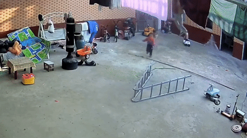 Bé trai 3 tuổi nâng thang giải cứu bà treo lơ lửng trên không