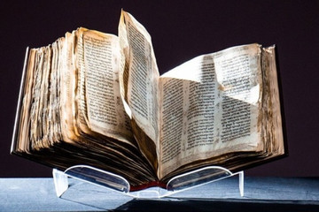 Bộ Kinh thánh Do Thái cổ xưa trở thành cuốn sách đắt nhất thế giới