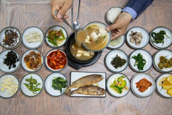 Vì sao các nhà hàng ở Hàn Quốc phục vụ nhiều món ăn miễn phí?