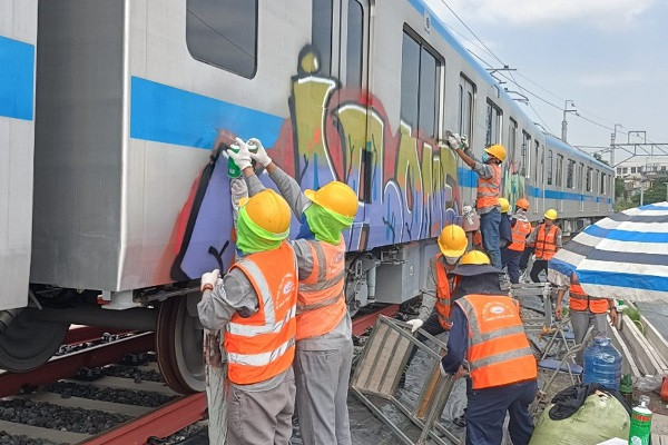 Dùng dây thép gai, mảnh thủy tinh ngăn vẽ bậy trên tàu metro