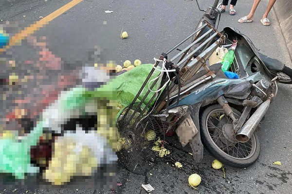 Va chạm với ô tô tải ở Hà Nội, người phụ nữ chở dưa tử vong tại chỗ