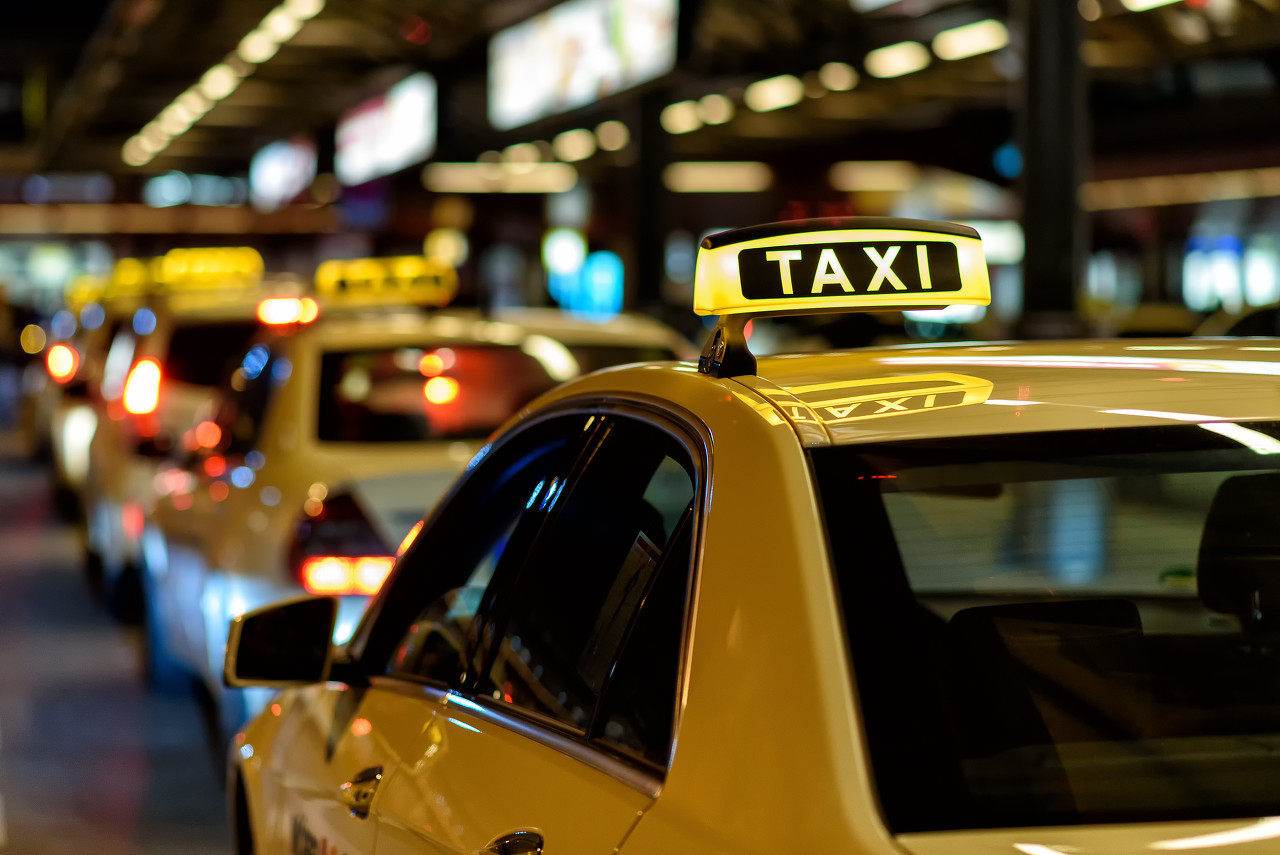 Tranh cãi việc tài xế taxi và công ty bị kiện vì từ chối chở khách say rượu