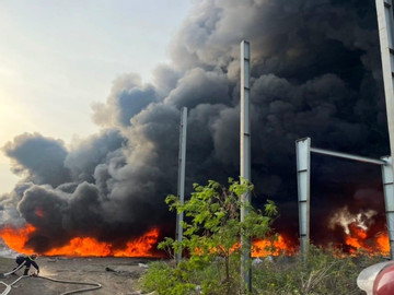 Cháy xưởng gỗ, hàng ngàn mét vuông bị thiêu rụi ở Đồng Nai