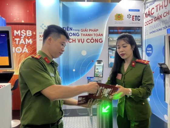 Chip-based citizen ID card used for payment of public services  ảnh 1