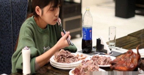 Ăn một lúc 6kg thịt, gái trẻ bị nhiều nhà hàng buffet cấm cửa