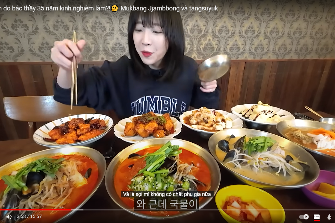 Cô gái nhận thu nhập khủng nhờ các video 'ăn thùng uống vại'