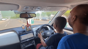 Ông bố để con trai 6 tuổi cầm lái xe Hyundai chạy băng băng trên đường