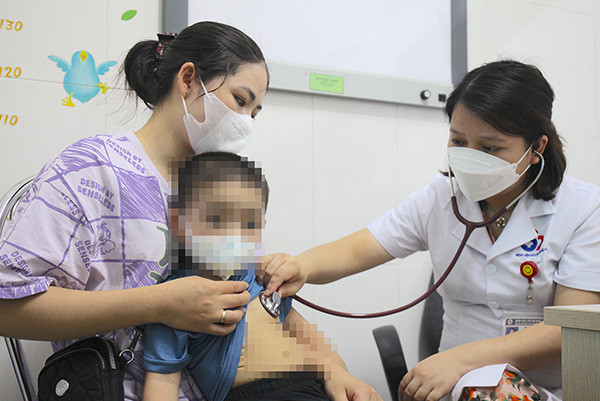 Nắng nóng gay gắt, hàng trăm trẻ ở Nghệ An phải nhập viện mỗi ngày