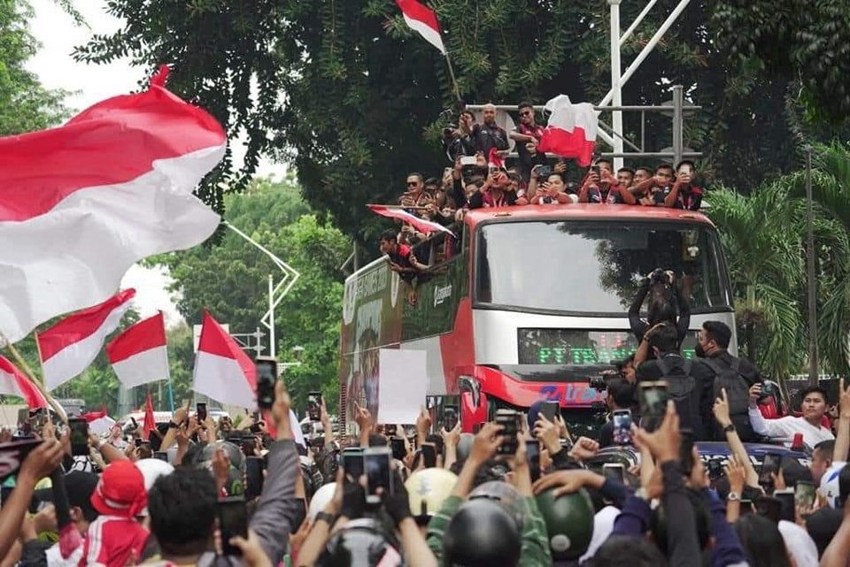 U22 Indonesia diễu hành chưa từng có ăn mừng HCV SEA Games lịch sử