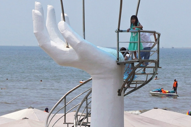 Bàn tay nham nhở đinh vít ‘bẫy’ du khách trên bãi biển ở Thanh Hóa