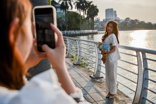 Giới trẻ vui chơi, ngắm hoàng hôn ngày nghỉ lễ bên hồ Tây