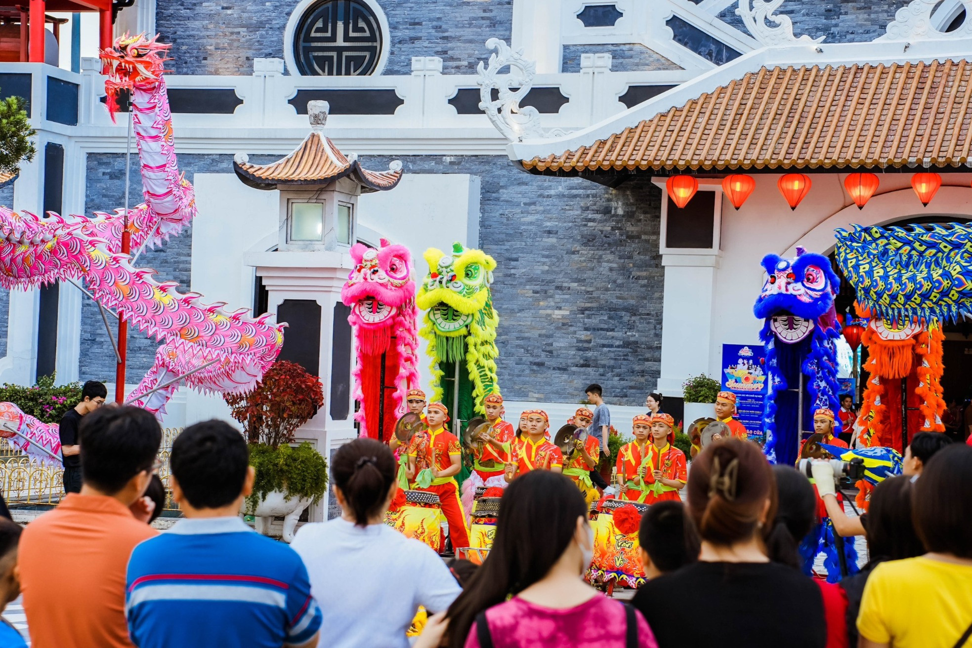 Du khách hào hứng trải nghiệm Sun World Ba Na Hills, công viên châu Á