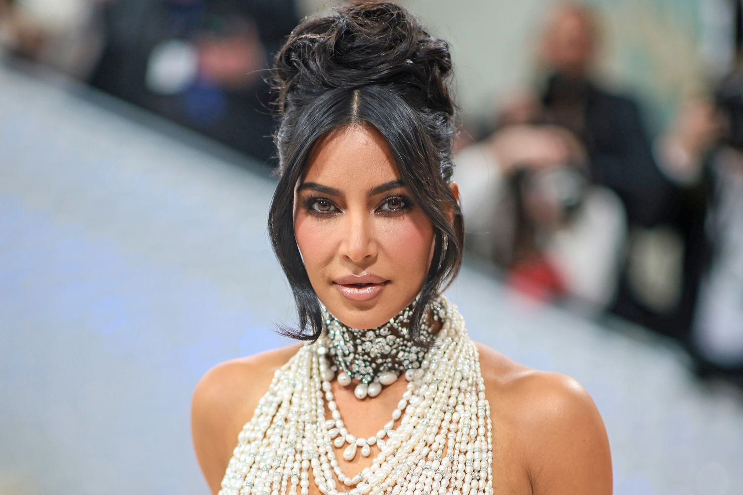 Kim Kardashian gây sốc khi mặc váy đính 16.000 viên ngọc trai