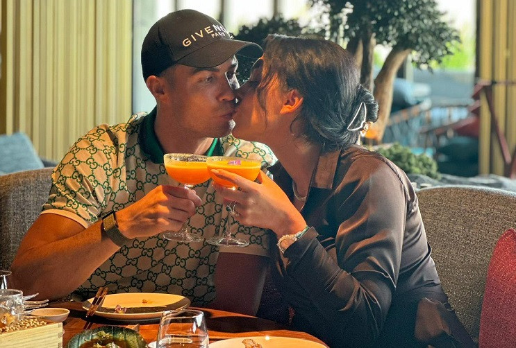 Ronaldo ‘khóa môi’ bạn gái, phủ nhận đã chán ngấy cô