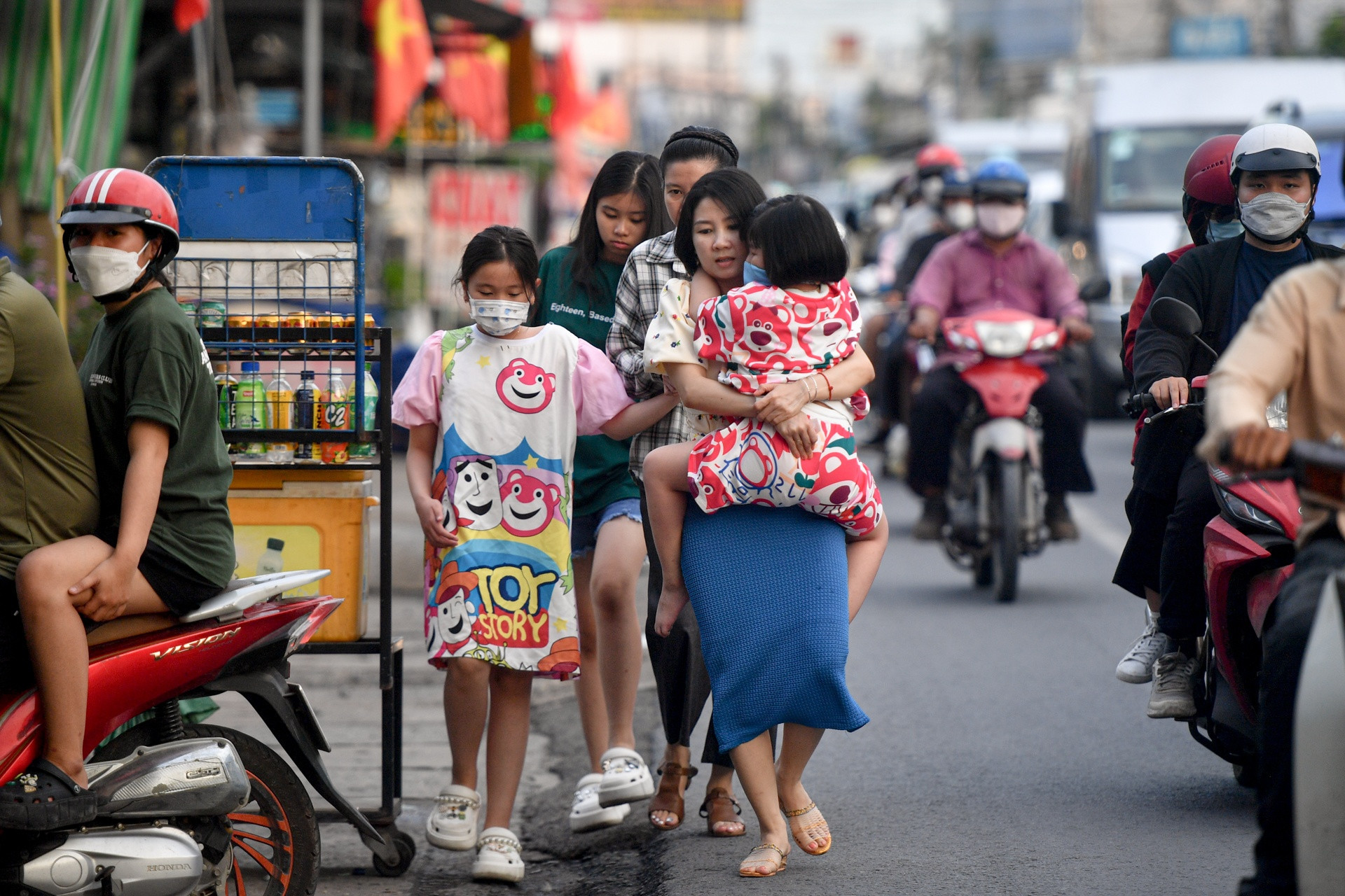 Trở về TP.HCM, người dân chờ hơn một giờ qua phà Cát Lái