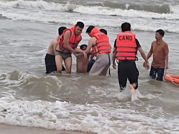 Công an cứu nhiều du khách bị đuối nước ở biển Lăng Cô