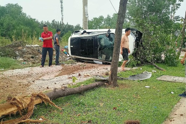 Ô tô Land Rover chở 4 người tông gãy cây xanh, lộn vòng trên vỉa hè