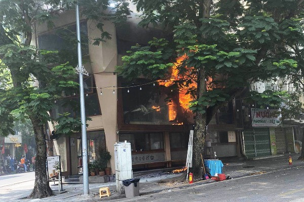 Cháy quán cà phê ở phố cổ Hà Nội, cửa kính nổ vỡ vụn