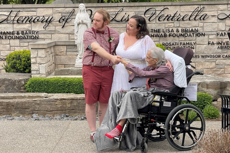 Con gái khóc nghe lời bố nhắn gửi trong đám cưới tại bệnh viện