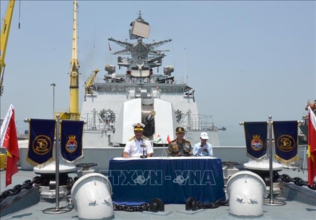 Indian Navy ships visit central Da Nang city hinh anh 2