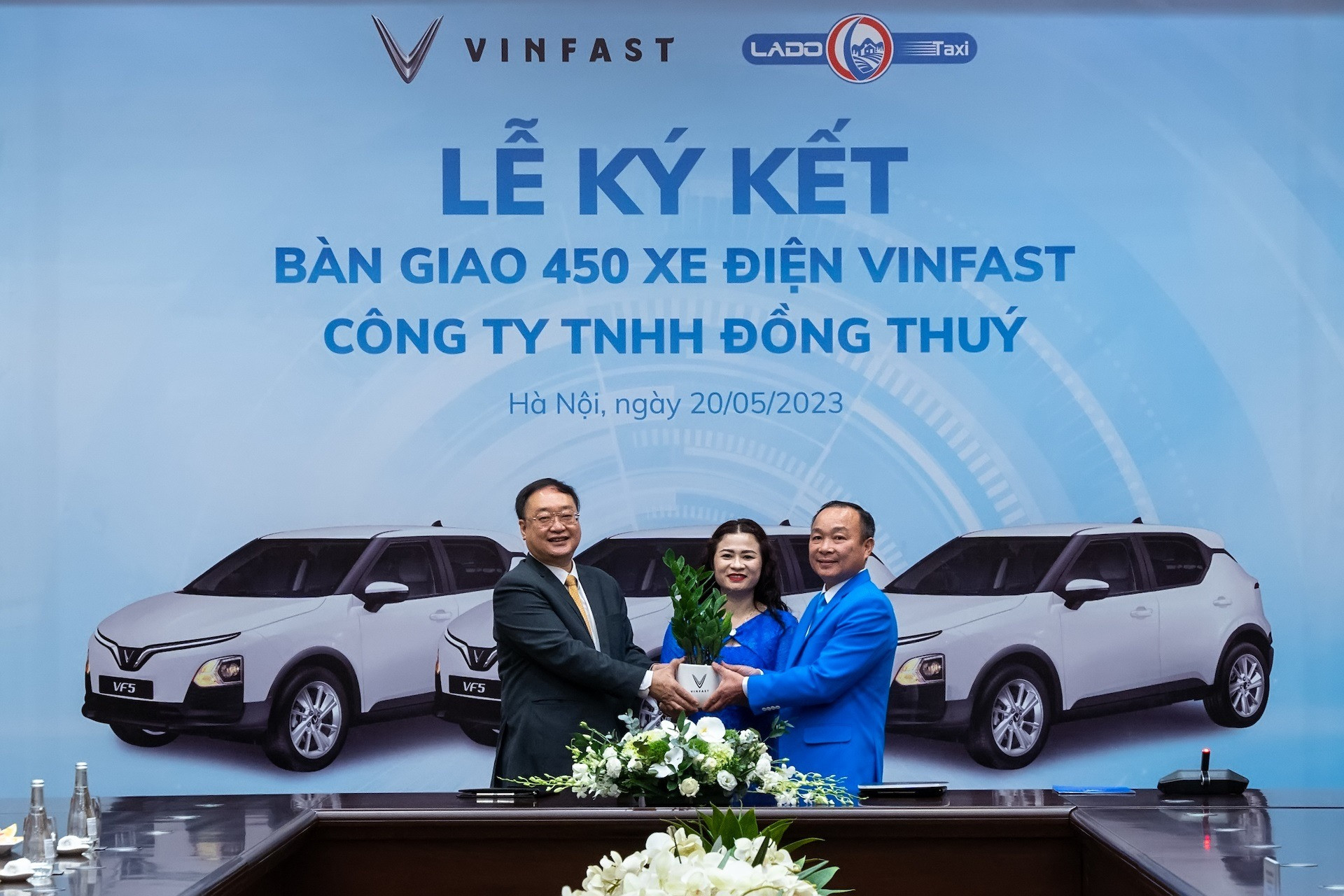 Lado Taxi mua thêm 300 xe VinFast VF 5 Plus