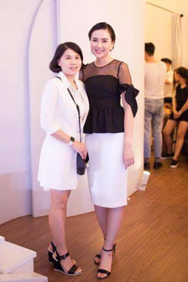 Mẹ ruột MC có nụ cười đẹp nhất VTV: Trẻ xinh, nắng mưa nuôi con gái ăn học thành tài - Ảnh 4.