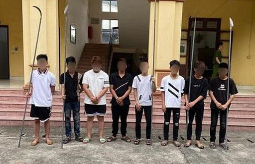 Tạm giữ khẩn cấp 9 thanh, thiếu niên cầm hung khí, bốc đầu xe máy trên đường