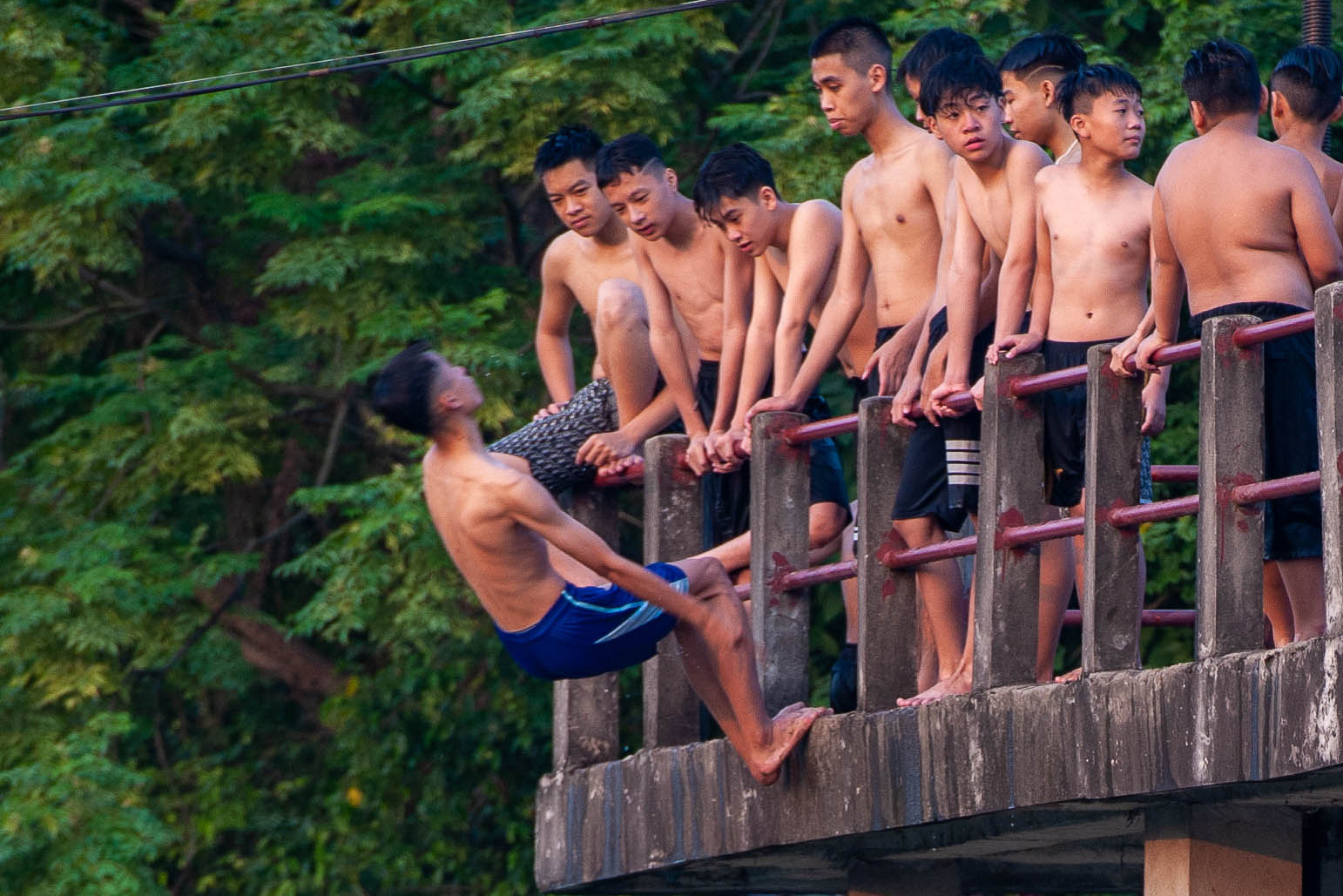 Trai làng khoe bụng 6 múi, thi bơi ở kênh thuỷ lợi ngày nắng nóng