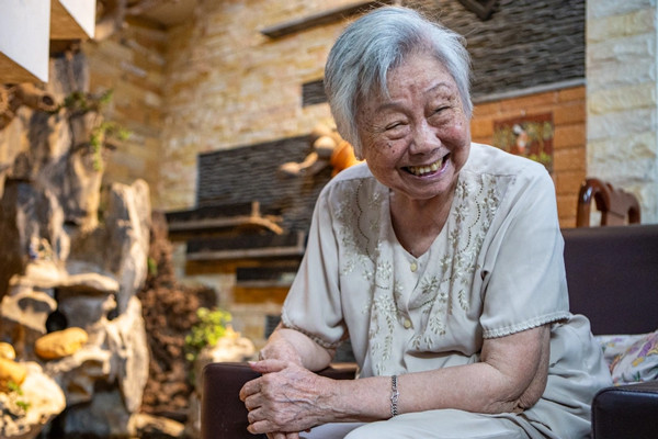 Cụ bà U90 ở Hà Nội nuôi đàn cá bảy màu và việc tốt khiến ai cũng xúc động