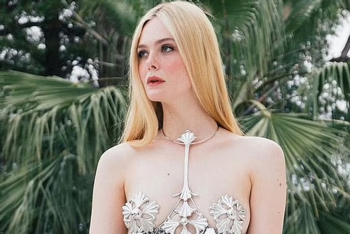 Nữ hoàng sắc đẹp ở Cannes diện váy tiệc tùng khoe trọn vòng 1
