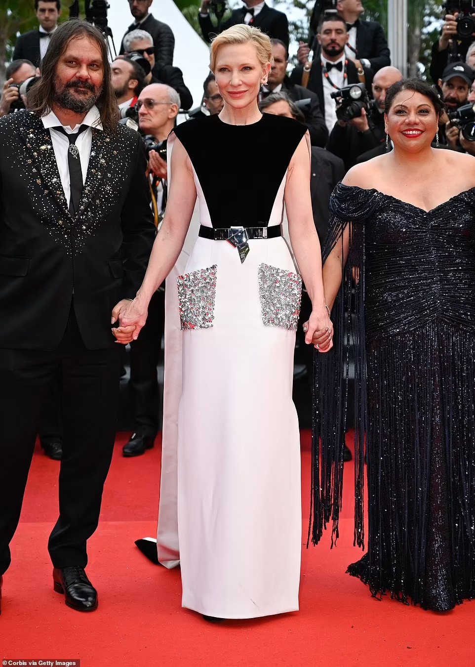 Nữ hoàng sắc đẹp ở Cannes diện váy tiệc tùng khoe trọn vòng 1
