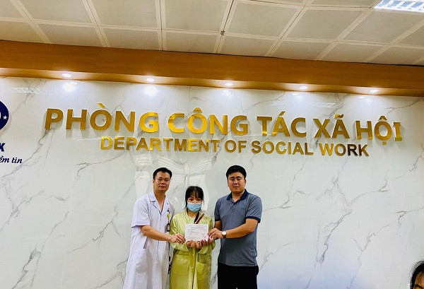Trao hơn 33 triệu đồng đến em Đinh Thị Ngọc Anh bị ung thư xương