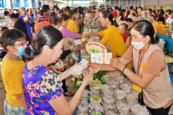 Ngày chủ nhật vui vẻ: Công nhân ở Thủ Đức rủ nhau đi 'chợ Từ Tâm'