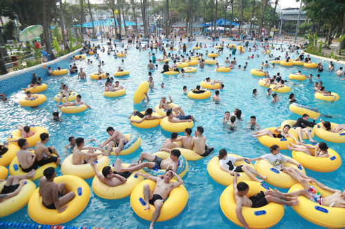 Người dân Hà Nội đổ xô đi công viên nước, tắm ao hồ để 'giải nhiệt' nắng nóng