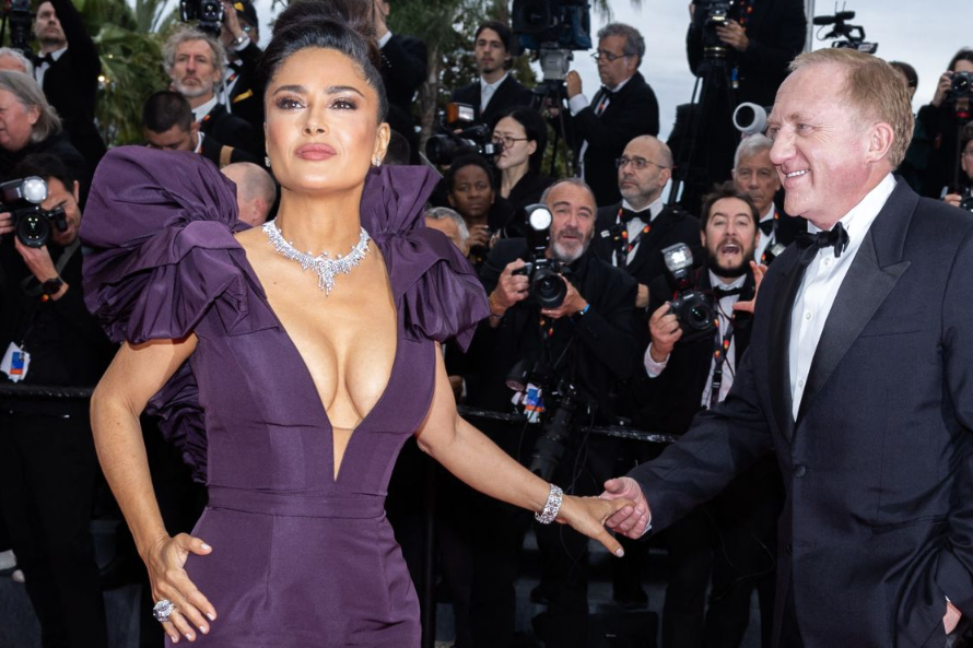 Diễn viên Salma Hayek sexy nắm tay chồng tỷ phú trên thảm đỏ Cannes