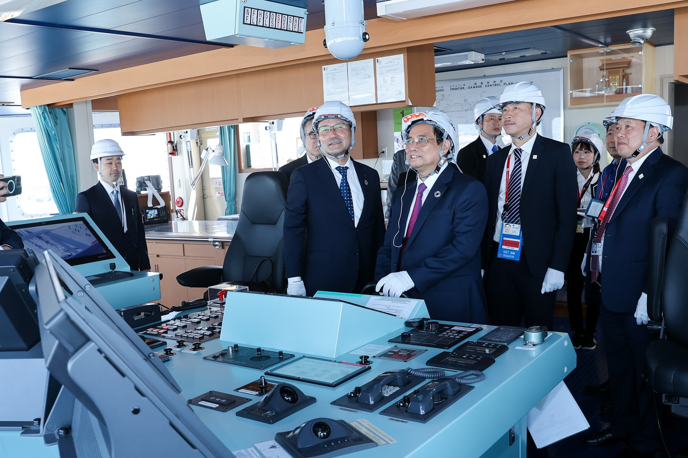 Thủ tướng thăm tàu vận chuyển hydro lỏng đầu tiên trên thế giới