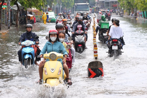 Mưa lớn ở TP.HCM nhấn chìm nhiều tuyến đường